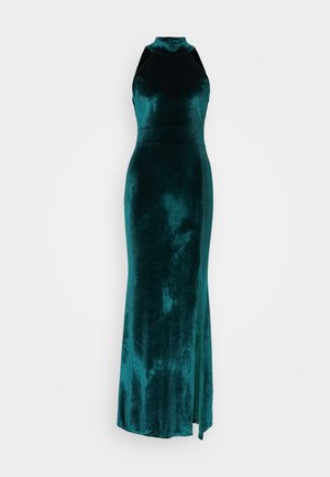 Vestido de noite em veludo verde-água com gola alta e design sem mangas, apresentando uma abertura lateral e textura suave.