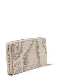 Portafoglio zip in pelle beige, con un design a mappa in marrone. Cerniera metallica e superficie texturizzata, forma rettangolare slim.