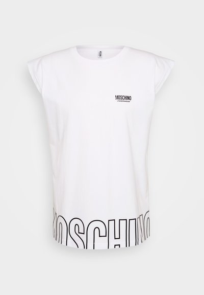 Balts kokvilnas T-krekls ar cepuru piedurknēm, ar mazu melnu "Moschino Underwear" logotipu un lielu melnu tekstu apakšmalā.