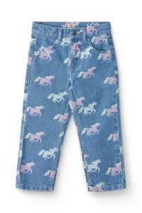 Lyseblå denimbukser med et gentaget mønster af pink og hvide enhorn. Klassisk fem-lomme design med lynlås og knaplukning.