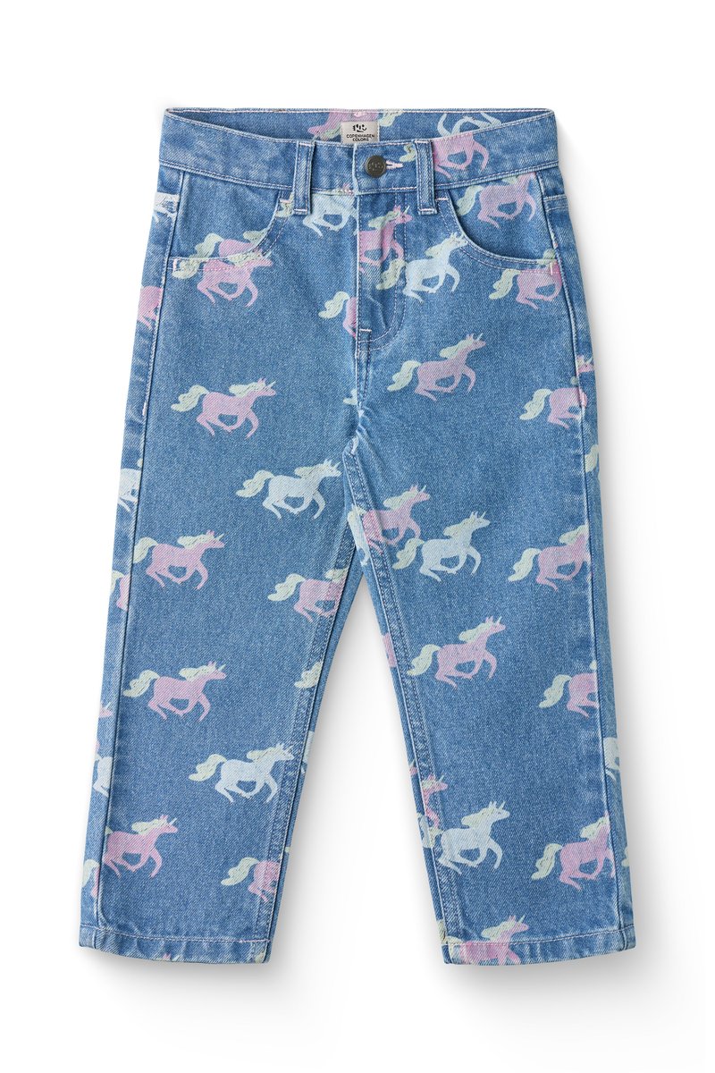 Lyseblå denimbukser med et gentaget mønster af pink og hvide enhorn. Klassisk fem-lomme design med lynlås og knaplukning.