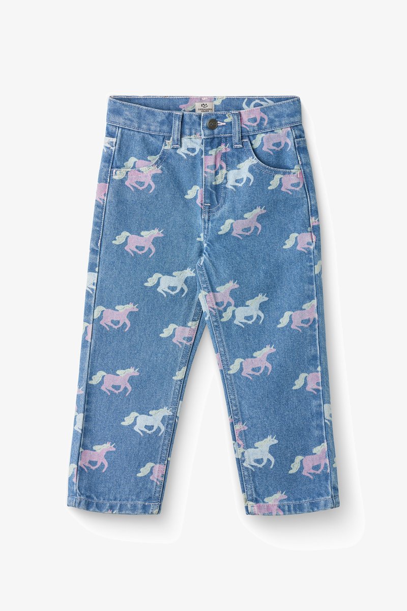 Lyseblå denimbukser med et gentaget mønster af pink og hvide enhorn. Klassisk fem-lomme design med lynlås og knaplukning.