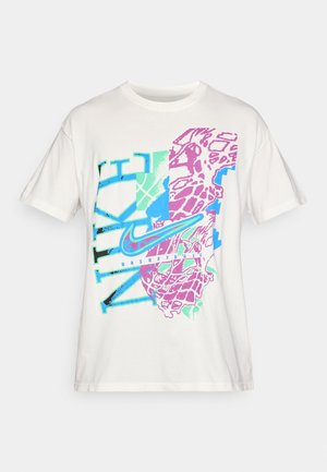 Hvid bomulds t-shirt med livlige grafiske designs i blå, pink og grøn, herunder "NIKE" og et basketmotiv. Korte ærmer.