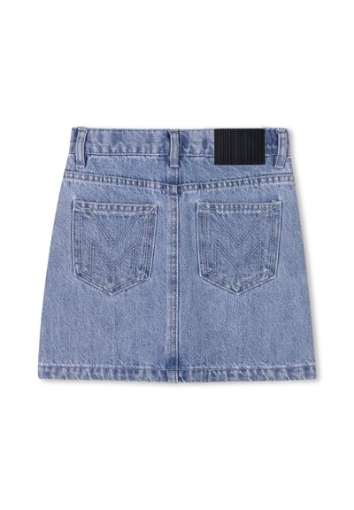 Mini gonna in denim di colore azzurro chiaro, con un taglio dritto, due tasche posteriori con cuciture a triangolo e un accento in vita elastica nera.