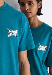 Tommy Jeans FLOWER POWER TEE UNISEX - Camiseta estampada - timeless teal