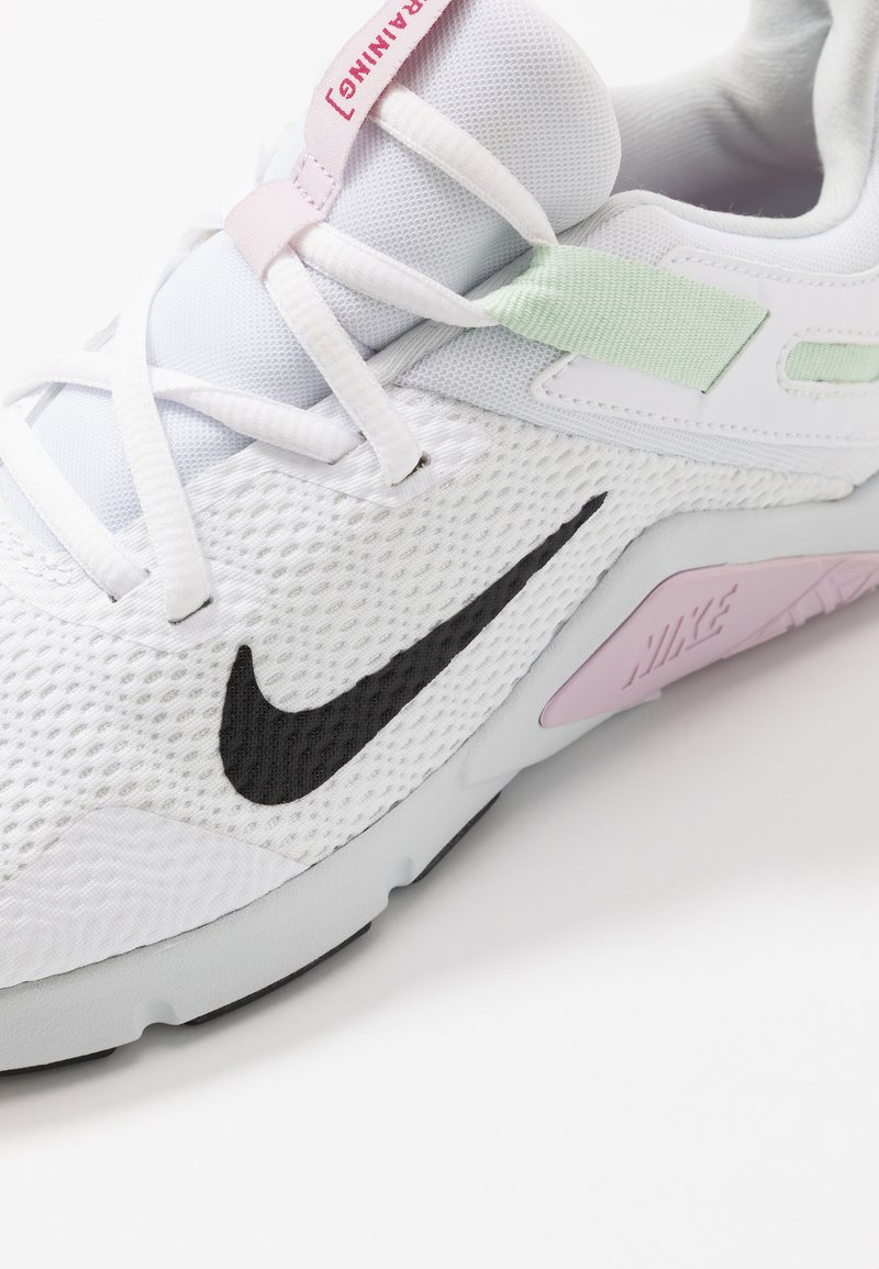 Polo Niños anfitrión Nike Performance LEGEND ESSENTIAL - Sports shoes - white/black/pistachio frost/iced lilac/pure platinum/noble red - Zalando.ie Polo Niños anfitrión Nike Performance LEGEND ESSENTIAL - Sports shoes - white/black/pistachio frost/iced lilac/pure platinum/noble red - Zalando.ie