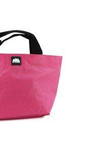 Borsa a tracolla rosa realizzata in materiale resistente, con manici in tessuto nero, superficie liscia e forma quadrata con un'etichetta con logo sul lato.