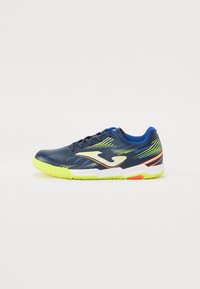 Scarpe sportive con una tomaia blu navy e accenti verdi e gialli, in materiale tessile, suola bianca e un logo distintivo sul lato.