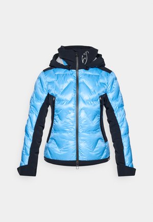 Casaco acolchoado azul claro com capuz, apresentando um design de quilting em zigue-zague, detalhes em azul marinho e bolsos com fecho éclair na parte da frente.