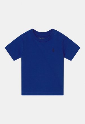 Kurzärmeliges königsblaues Kleinkind-T-Shirt mit Druckknöpfen an der Schulter und kleinem gesticktem Logo auf der linken Brust.