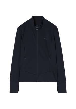 Chaqueta de cremallera azul marino hecha de tejido suave. Cuenta con un cuello alto, mangas largas, dos bolsillos frontales con cremallera y un logo sutil en el pecho.