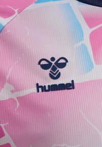 Sporthemd mit pinken Streifen und blauen Akzenten, texturiertem Stoff und einem navyfarbenen Logo, das in der Mitte "hummel" liest.