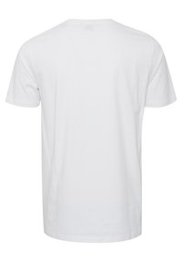 Hvid bomulds t-shirt med korte ærmer, rund hals og et enkelt design. Stoffet ser glat ud med en standard pasform og ingen udsmykninger.
