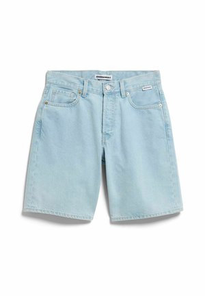 Hellblaue Denim-Shorts mit Frontknopf, Gürtelschlaufen und Fünf-Taschen-Design, flach auf weißem Hintergrund ausgelegt.