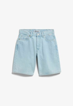 Short en denim bleu clair avec bouton à l'avant, passants de ceinture et design à cinq poches, posé à plat sur un fond blanc.