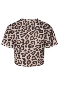 Korte mouwen cropped t-shirt van zacht materiaal met een beige achtergrond en een zwart en bruin luipaardprintpatroon. Ronde halslijn.