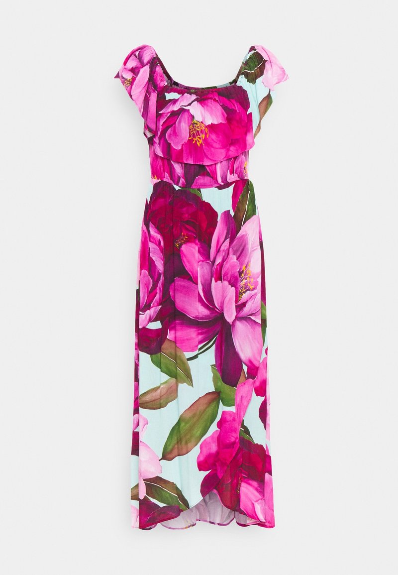 Robe maxi avec grand imprimé floral rose et rouge, décolleté volanté à épaules dénudées, et taille cintrée sur fond bleu clair.