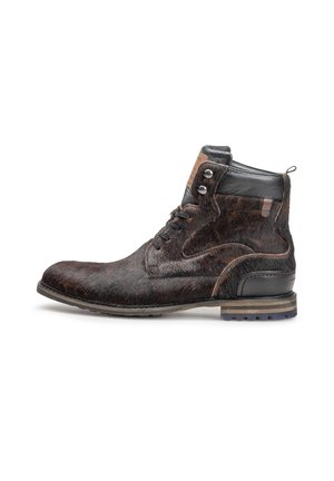 Dunkelbrauner Leder- und Fell-Herrenknöchelstiefel mit Schnürsenkeln, seitlichen Metallösen und Gummisohle, von der Außenseite auf weißem Hintergrund gezeigt.
