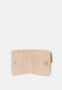Billetera bi-fold de color rosa claro con seis ranuras verticales para tarjetas, cierres de botón a presión y un bolsillo con cremallera dorada sobre un fondo blanco.