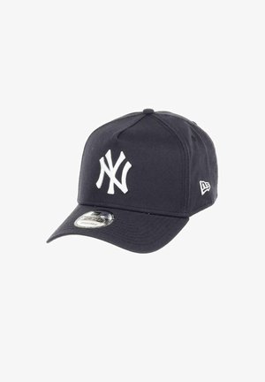 Dunkelblaues Baseballcap mit einem weißen gestickten NY-Logo, verstellbarem Riemen auf der Rückseite und einer glatten, strukturierten Stoffoberfläche.