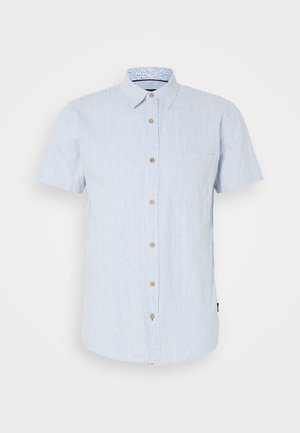 Camisa de manga corta en azul claro con rayas verticales blancas. Presenta un cierre de botones en el frente, un bolsillo y un forro de cuello con un diseño.