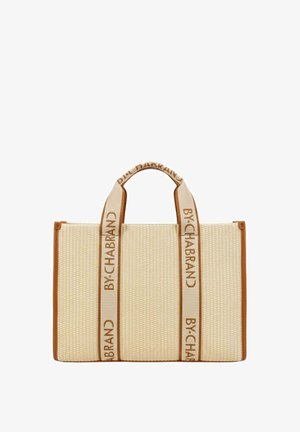 Sac fourre-tout rectangulaire beige tissé avec bordure et anses marron comportant le texte "BY CHABRAND" en marron sur les anses.
