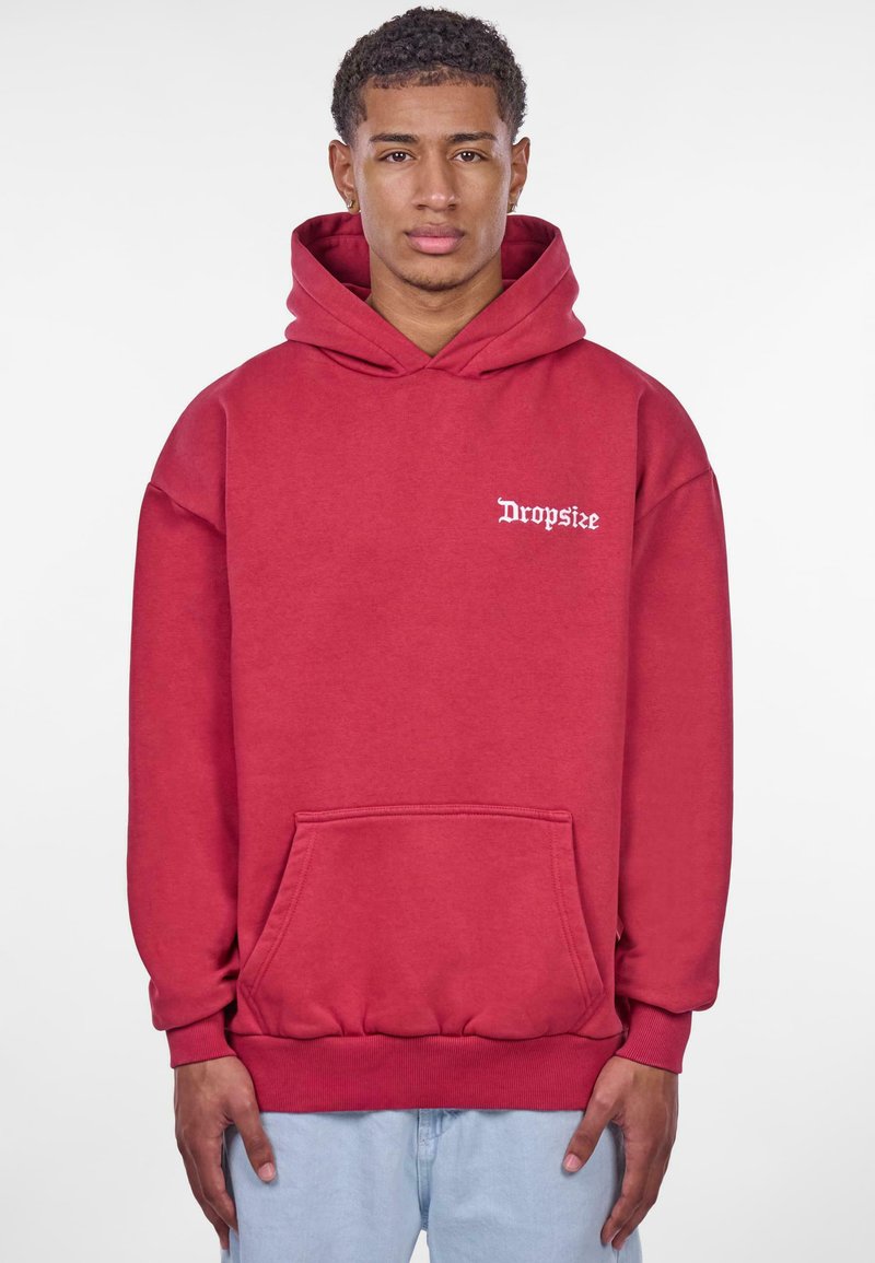 Bordauxfarbener Hoodie mit einer Vorderfronttasche und Kordelzugkapuze. Auf der linken Brust befindet sich der geschriebene Text "Dropsize" in Weiß. Das Material wirkt weich und strukturiert.