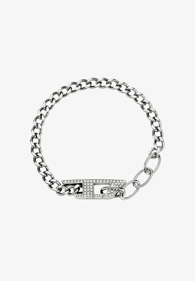 Bracelet en chaîne argentée avec de grands maillons, un fermoir décoratif orné de strass, et un attachement circulaire ouvert.