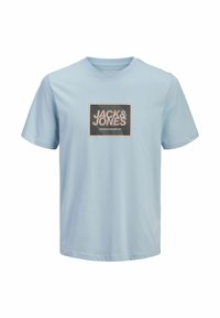 Lyseblå T-shirt med korte ærmer og et sort firkantet print på brystet med teksten "JACK & JONES" i orange og hvid.