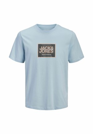 Tricou bleu deschis cu mâneci scurte, cu un pătrat negru imprimat pe piept, pe care este înscris "JACK & JONES" în text portocaliu și alb.