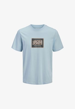 T-shirt bleu clair à manches courtes avec un carré noir imprimé sur la poitrine affichant "JACK & JONES" en texte orange et blanc.