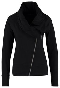 Veste noire à manches longues avec une fermeture éclair asymétrique à l'avant et un large col drapé.