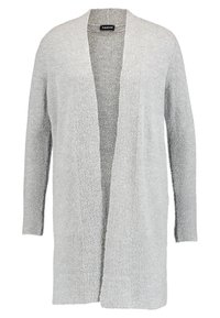 Lång grå cardigan gjord av mjukt, texturerat stickat tyg. Öppen framdesign med lång ärm och utan knappar. Lätt och mångsidig.