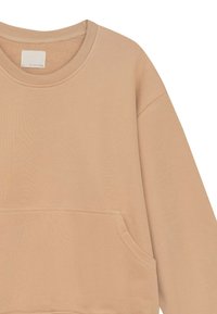 Beżowa bluza z okrągłym dekoltem, prążkowanymi mankietami oraz przednią kieszenią kangurką. Wykonana z miękkiego materiału o gładkiej fakturze.