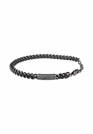Bracciale in metallo nero con design intrecciato, dotato di una chiusura rettangolare con dettagli incisi e un piccolo accento rosso.