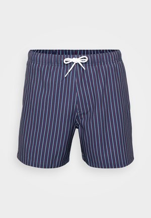 Shorts de bain pour hommes en marine avec des rayures verticales rouges et bleu clair. Dotés d'une taille élastique avec un cordon de serrage blanc.