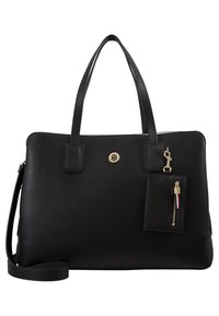 Sac cabas en cuir noir avec double poignée, bandoulière amovible, emblème logo doré et petite pochette zippée attachée avec fermoir doré.