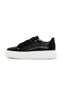 Sneaker in pelle nera con un design testurizzato, dotato di una suola a piattaforma bianca, zip decorativa e lacci.