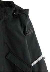 Černá nepromokavá bunda s vysokým límcem, přední kapsou, reflexní bílou páskou a texturovanou záplatou na levém rameni.