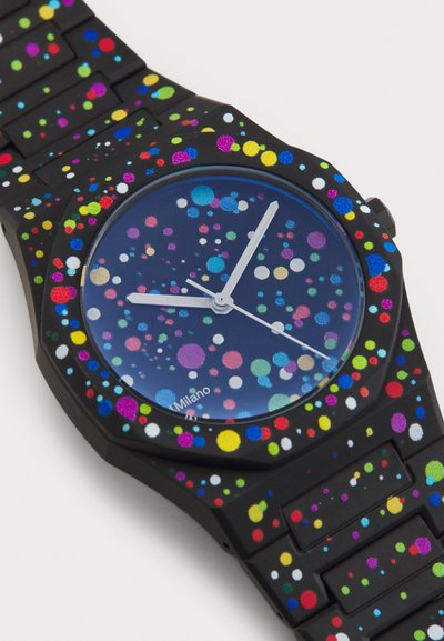 Farverigt ur med sort rem, der har et sprøjtmønster af forskellige levende prikker. Rund blå urskive med hvide visere og markører.