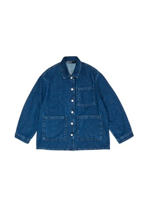 Veste en denim fabriquée en denim bleu de poids moyen. Elle présente un devant à boutons, un col pointu, deux grandes poches avant et des manches longues.