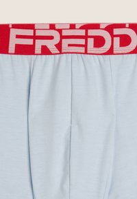 Boxer azzurri con cintura elastica rossa con il nome del marchio "FREDD" in lettere rosa in grassetto. Tessuto di cotone morbido, texture liscia.