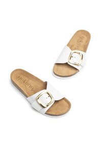 Weiße Rutsch-Sandalen mit einer großen goldenen Schnalle, weichem, wildlederähnlichem Fußbett und einer strukturierten Außensohle für besseren Halt. Lässiges Design, das sich gut für den Sommer eignet.