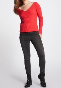 Morgan Pullover - red
