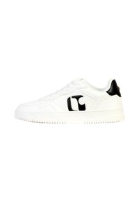 Hvide sneakers med en glat læderoverdel, sort logoaccent og en struktureret gummisål. Har rund tå og snørebåndsdesign.