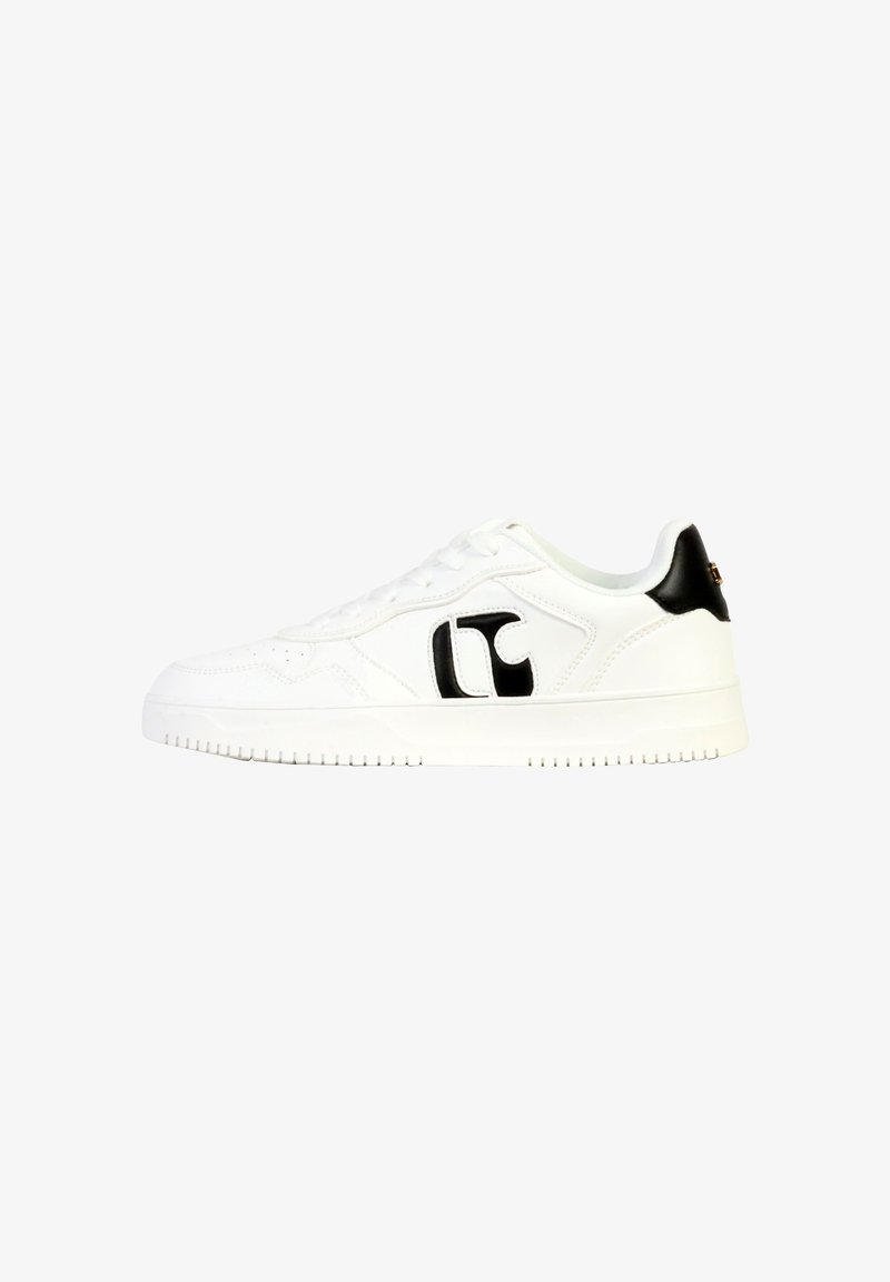 Baskets blanches avec un dessus en cuir lisse, accent logo noir et semelle en caoutchouc texturée. Présente une pointe ronde et un design à lacets.