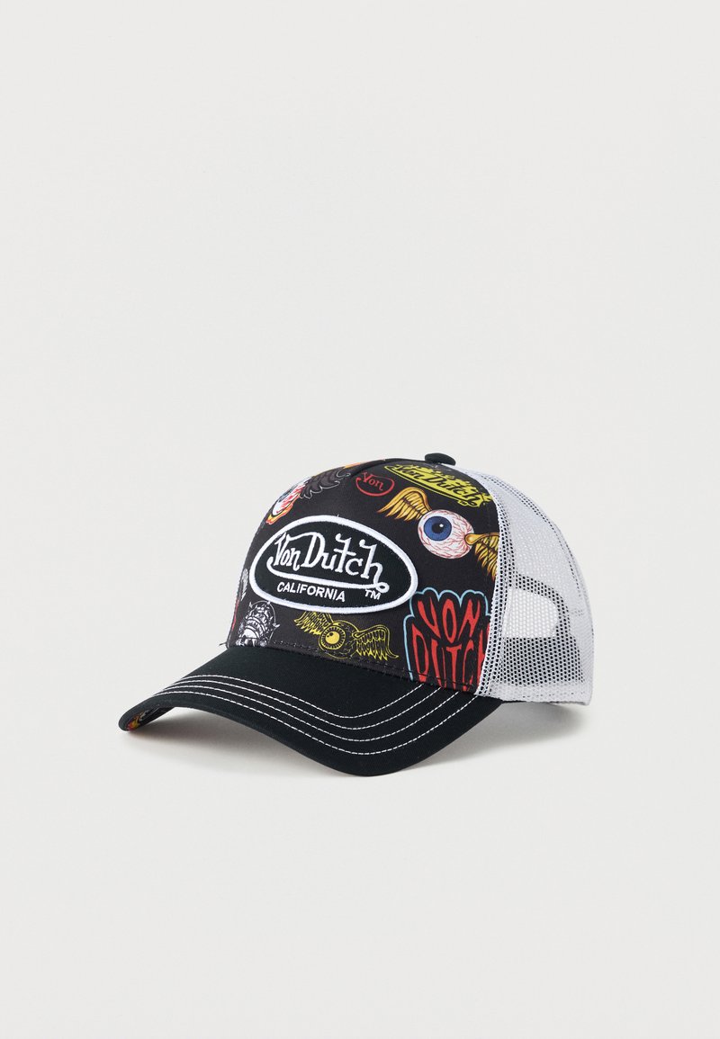 Casquette trucker en mesh noir et blanc avec logos colorés Von Dutch, œil ailé et détails blancs cousus sur la visière sur un fond uni.