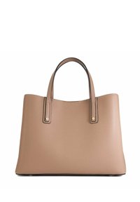 Beige leren tote bag met een gladde textuur, twee bovenhandvatten, accessoires in goudkleur en een gestructureerde rechthoekige vorm.