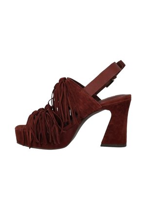 Sandalo marrone in camoscio con tacco alto, cinturino alla caviglia e dettagli con frange sopra la punta aperta e suola platform.