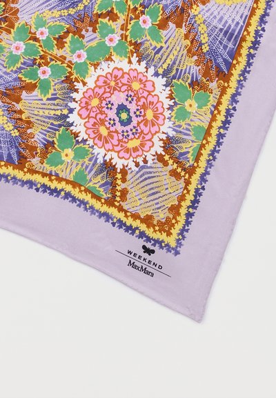 Μωβ κασκόλ με περίπλοκα λουλουδάτα σχέδια σε ροζ, πράσινο, κίτρινο και καφέ, με το λογότυπο «Weekend MaxMara» σε μία γωνία.